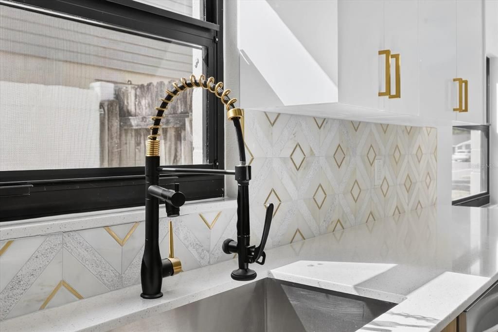 合同活跃: $439,900 (3 贝兹, 2 浴室, 1612 平方英尺)