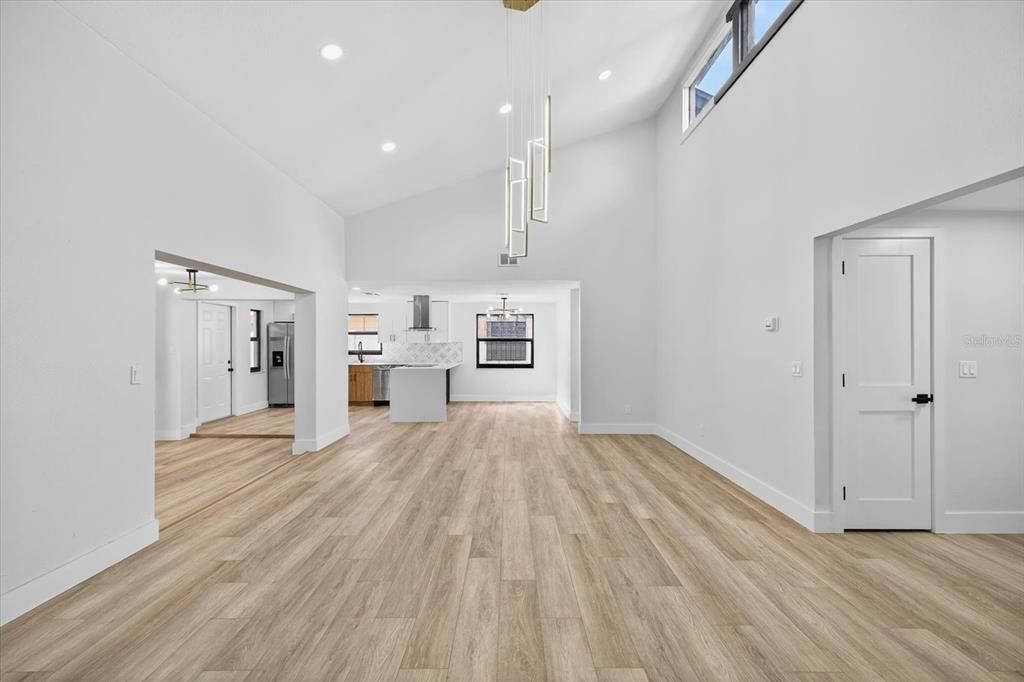 合同活跃: $439,900 (3 贝兹, 2 浴室, 1612 平方英尺)