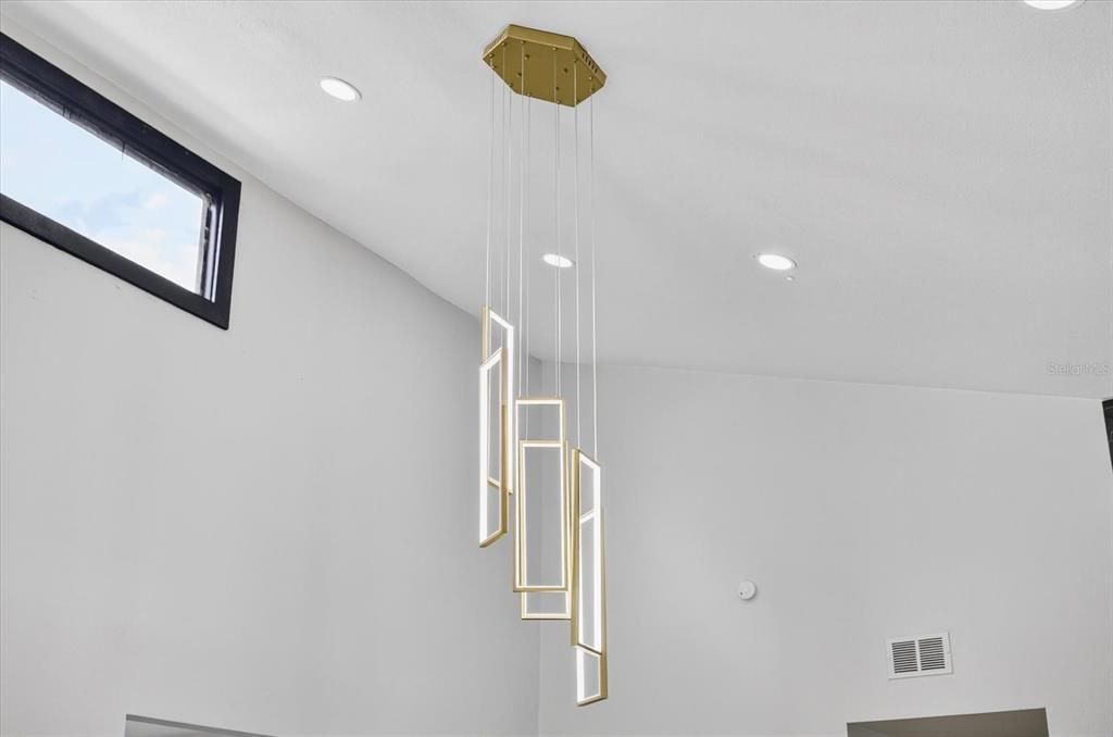 合同活跃: $439,900 (3 贝兹, 2 浴室, 1612 平方英尺)