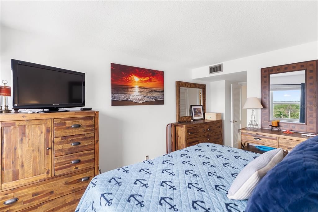 В аренду: $9,500 (2 спален, 2 ванн, 1403 Квадратных фут)