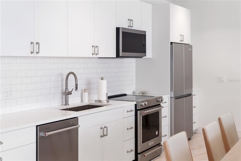 В аренду: $9,500 (2 спален, 2 ванн, 1403 Квадратных фут)