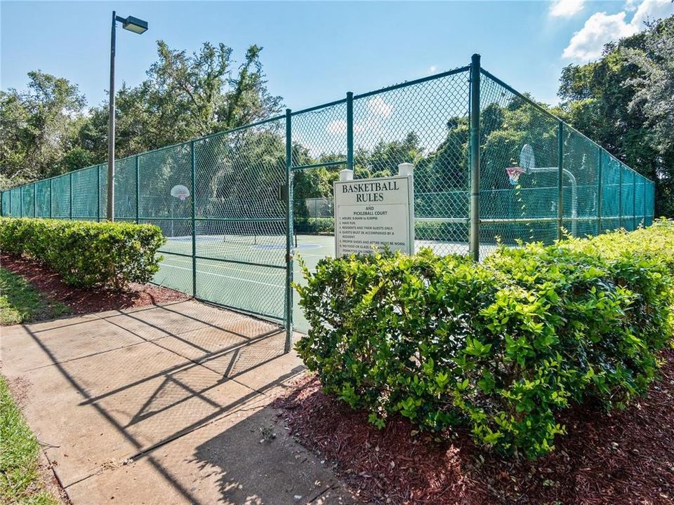 For Sale: $160,000 (2 beds, 1 baths, 901 Square Feet)