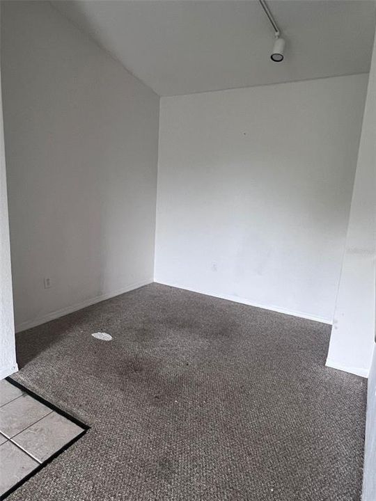 For Sale: $160,000 (2 beds, 1 baths, 901 Square Feet)