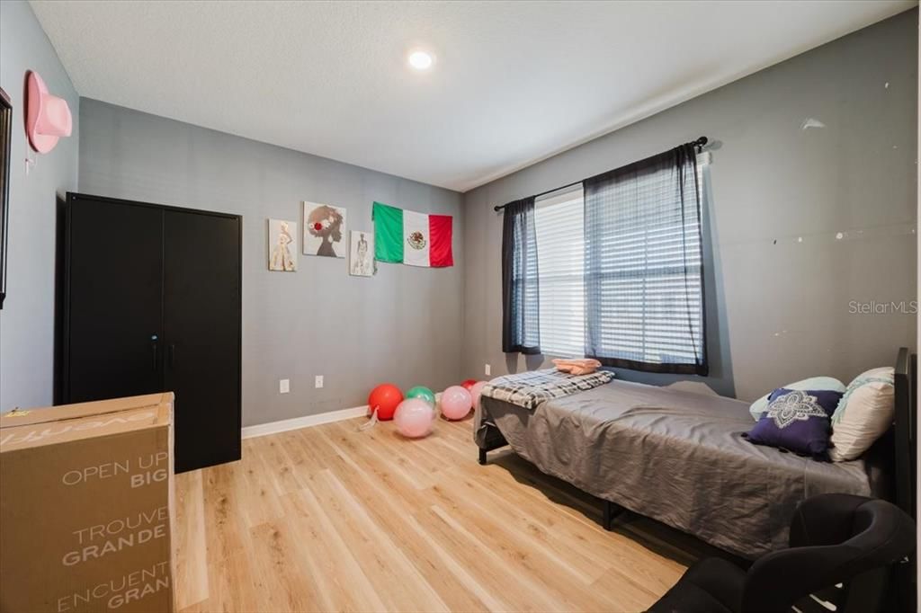 For Sale: $415,000 (5 beds, 3 baths, 2696 Square Feet)