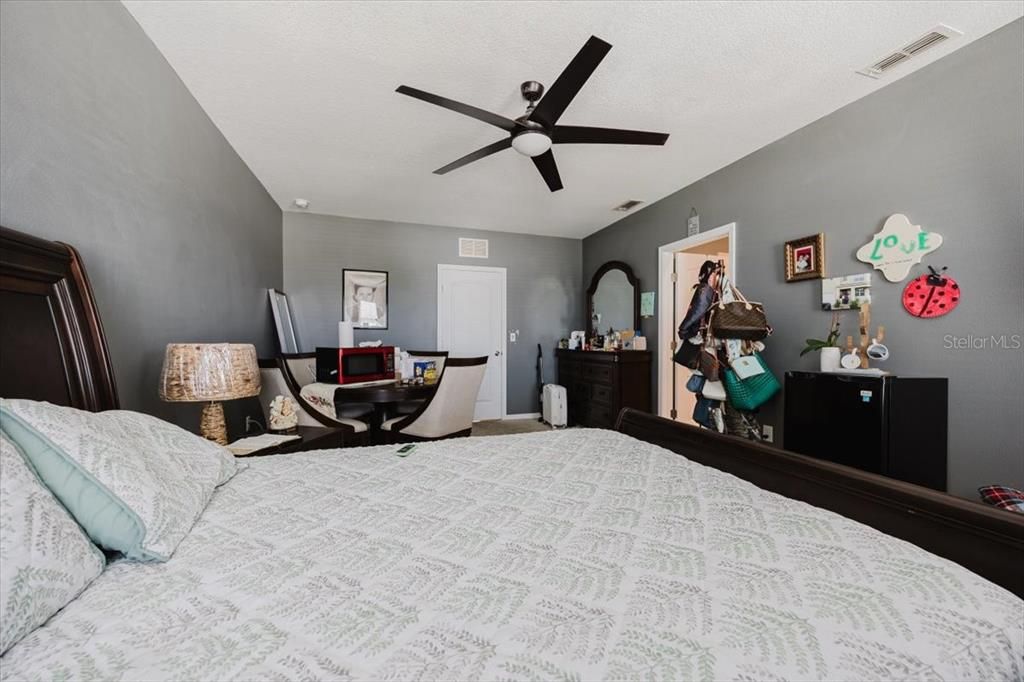 For Sale: $415,000 (5 beds, 3 baths, 2696 Square Feet)