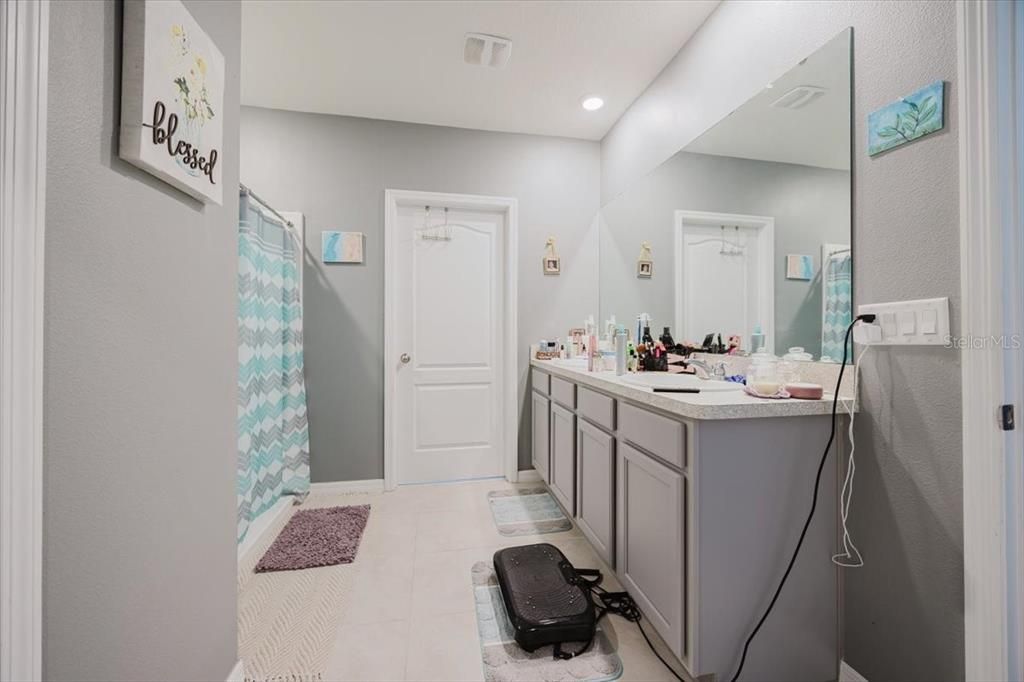 For Sale: $415,000 (5 beds, 3 baths, 2696 Square Feet)