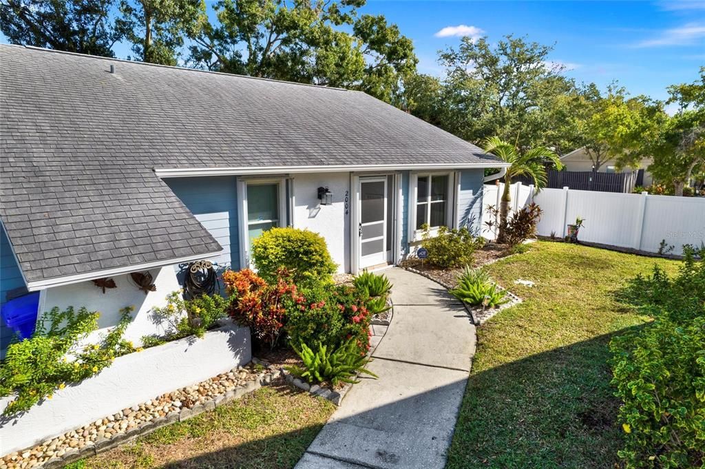 Active With Contract: $279,999 (2 beds, 2 baths, 1296 Square Feet)