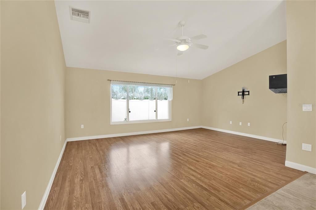 Active With Contract: $279,999 (2 beds, 2 baths, 1296 Square Feet)