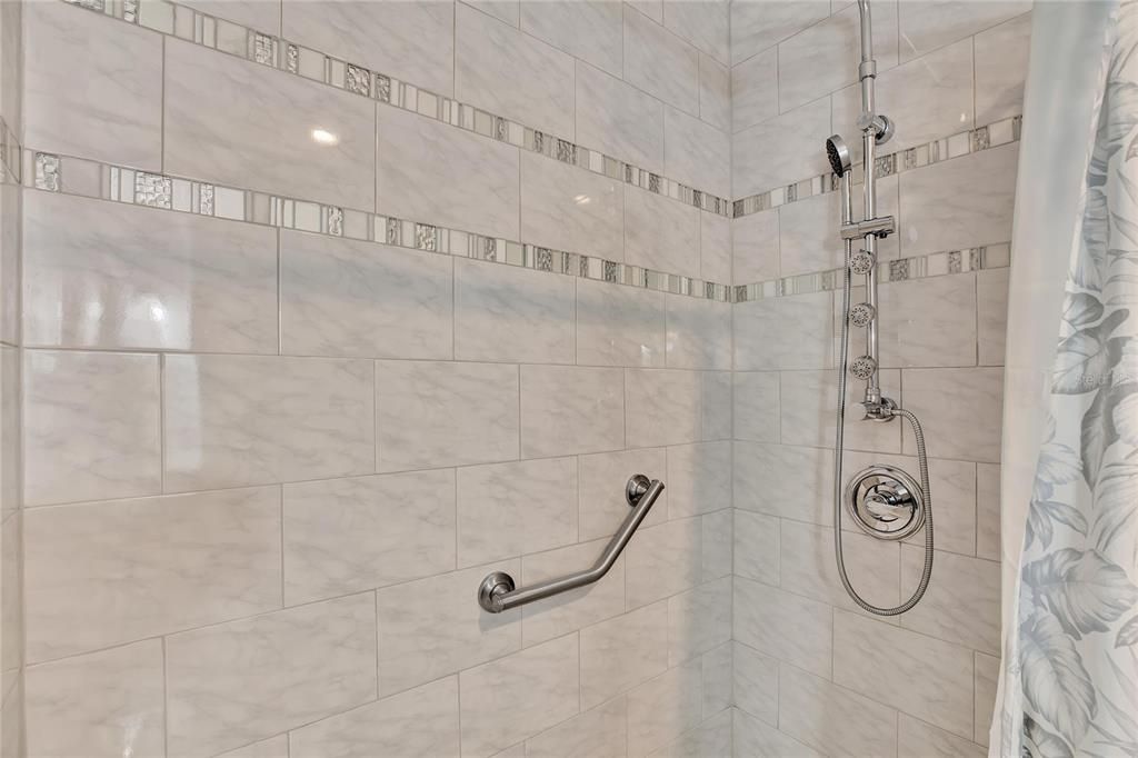 Active With Contract: $279,999 (2 beds, 2 baths, 1296 Square Feet)