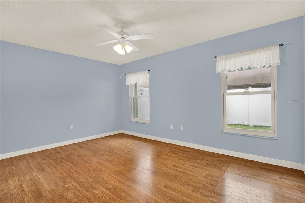 Active With Contract: $279,999 (2 beds, 2 baths, 1296 Square Feet)