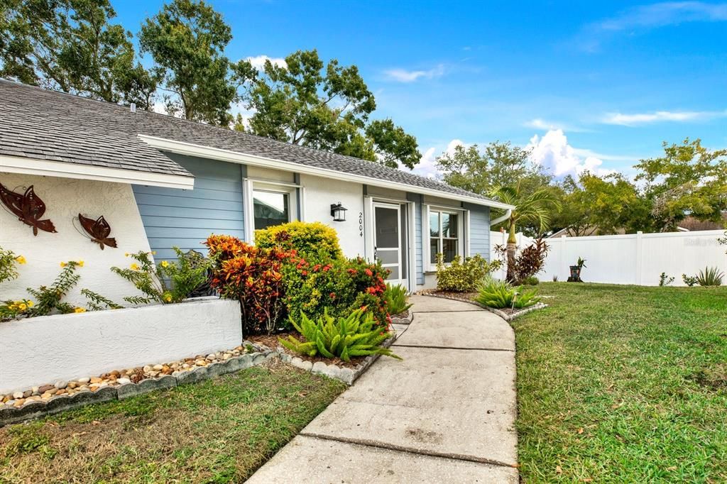 Active With Contract: $279,999 (2 beds, 2 baths, 1296 Square Feet)