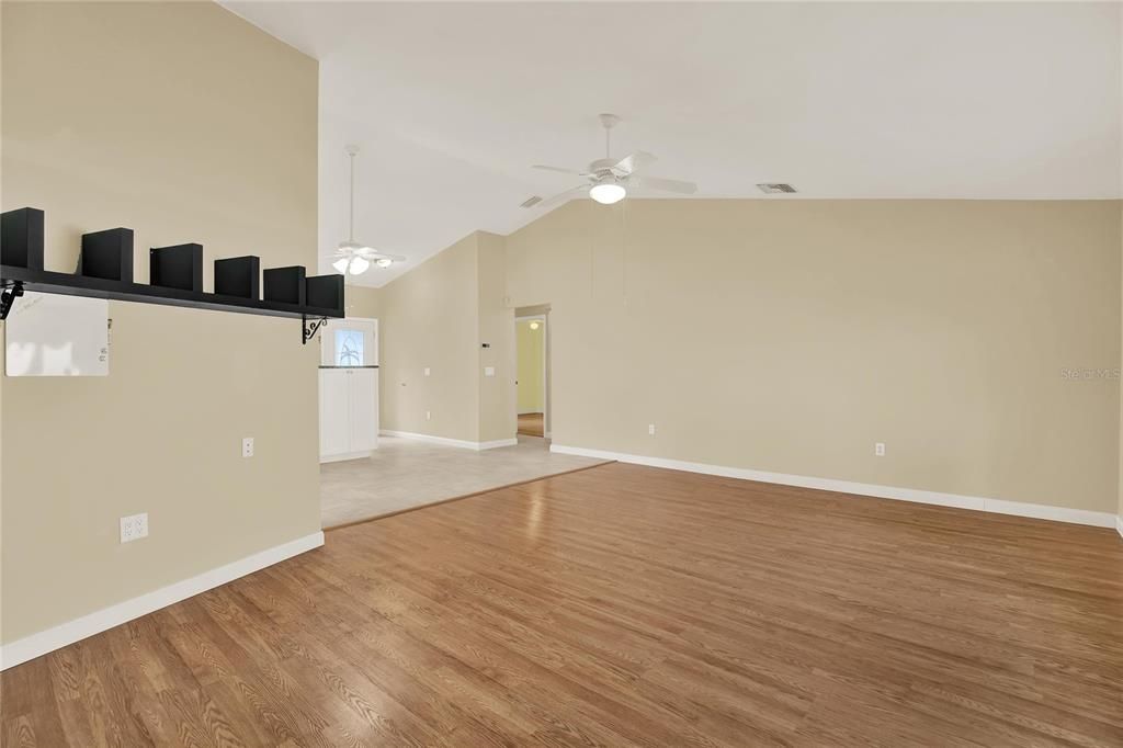 Active With Contract: $279,999 (2 beds, 2 baths, 1296 Square Feet)