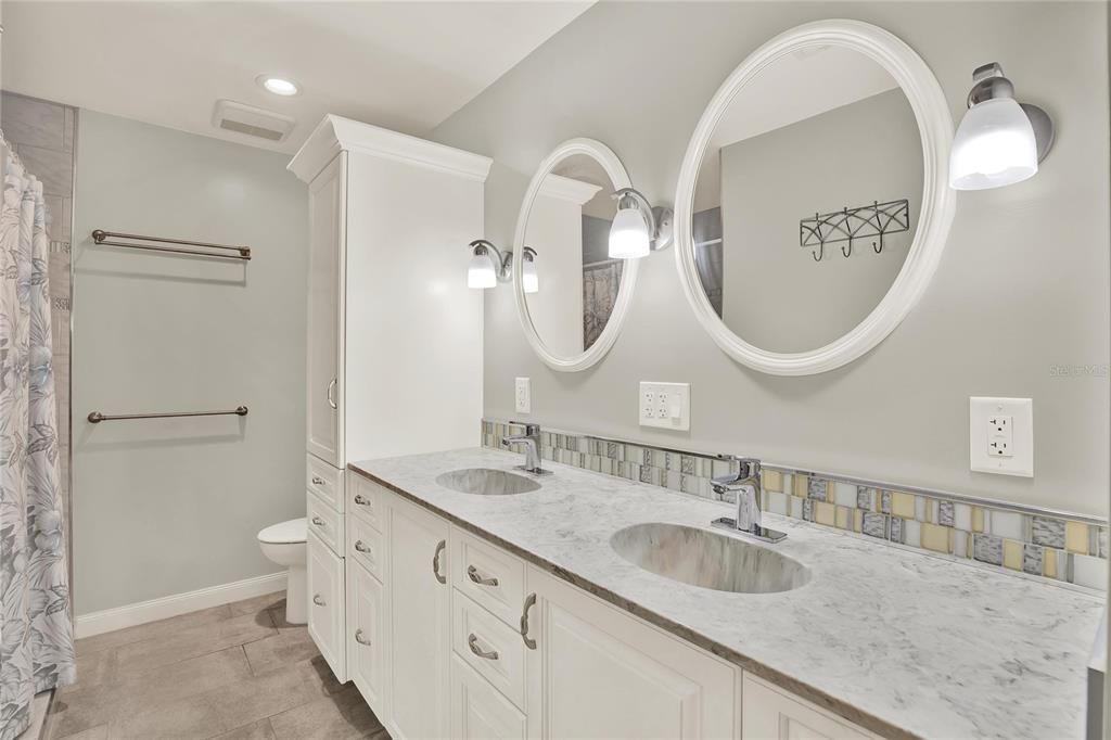 Active With Contract: $279,999 (2 beds, 2 baths, 1296 Square Feet)