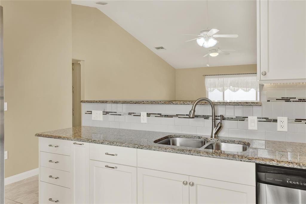 Active With Contract: $279,999 (2 beds, 2 baths, 1296 Square Feet)