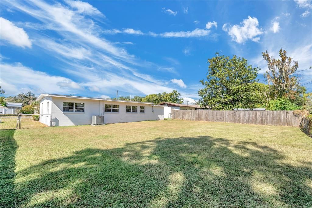 合同活跃: $220,000 (3 贝兹, 1 浴室, 912 平方英尺)