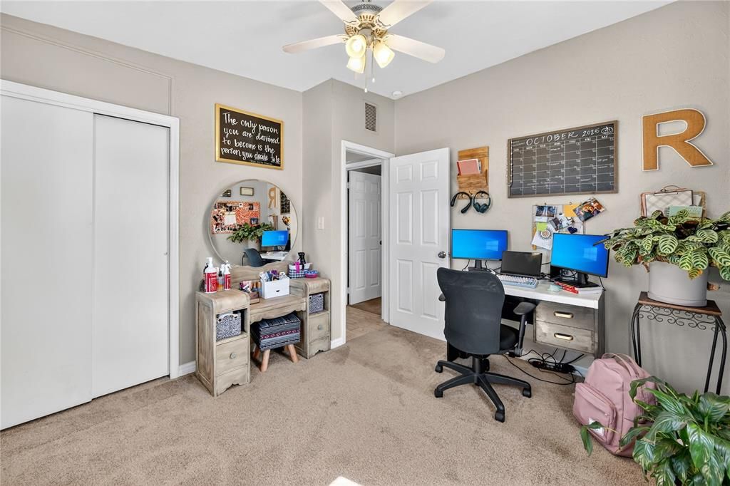 合同活跃: $220,000 (3 贝兹, 1 浴室, 912 平方英尺)