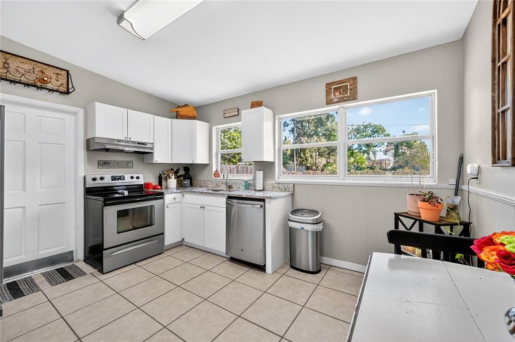 合同活跃: $220,000 (3 贝兹, 1 浴室, 912 平方英尺)