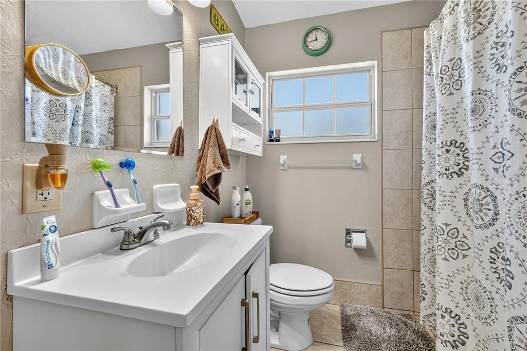 合同活跃: $220,000 (3 贝兹, 1 浴室, 912 平方英尺)