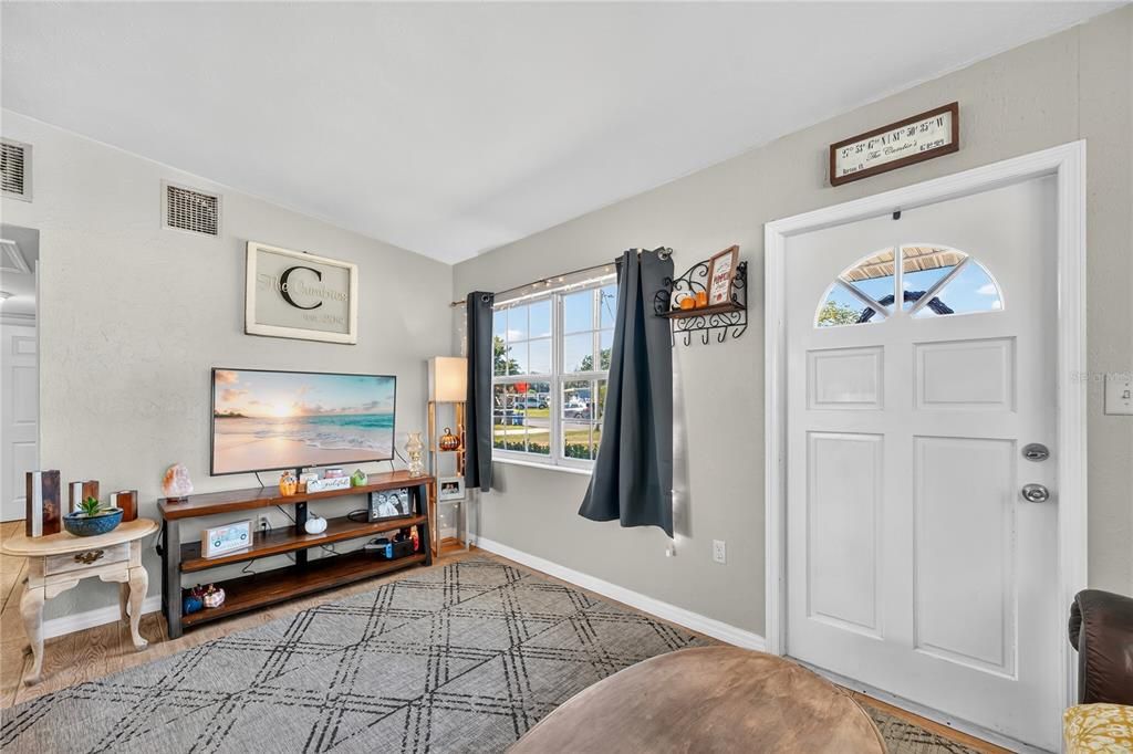 合同活跃: $220,000 (3 贝兹, 1 浴室, 912 平方英尺)