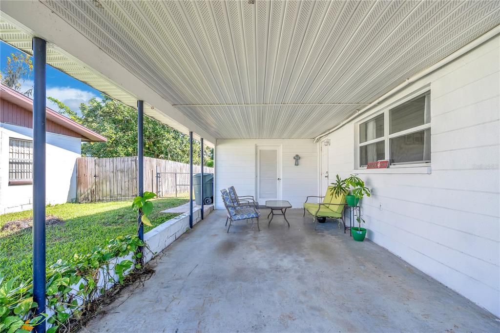 合同活跃: $220,000 (3 贝兹, 1 浴室, 912 平方英尺)