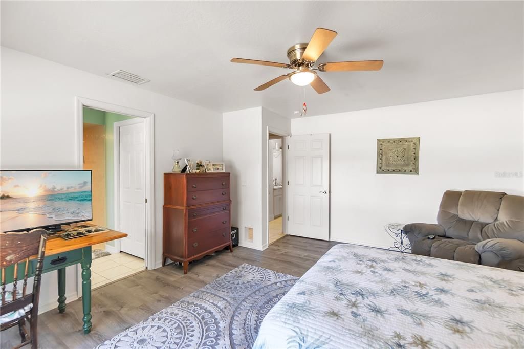 For Sale: $299,900 (3 beds, 3 baths, 1890 Square Feet)