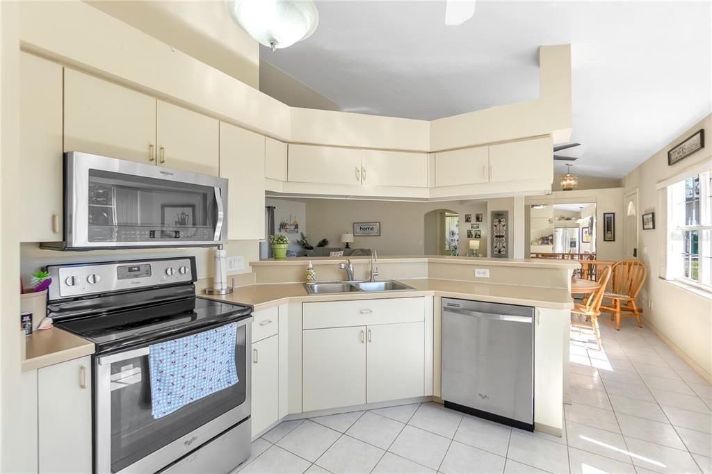 For Sale: $299,900 (3 beds, 3 baths, 1890 Square Feet)