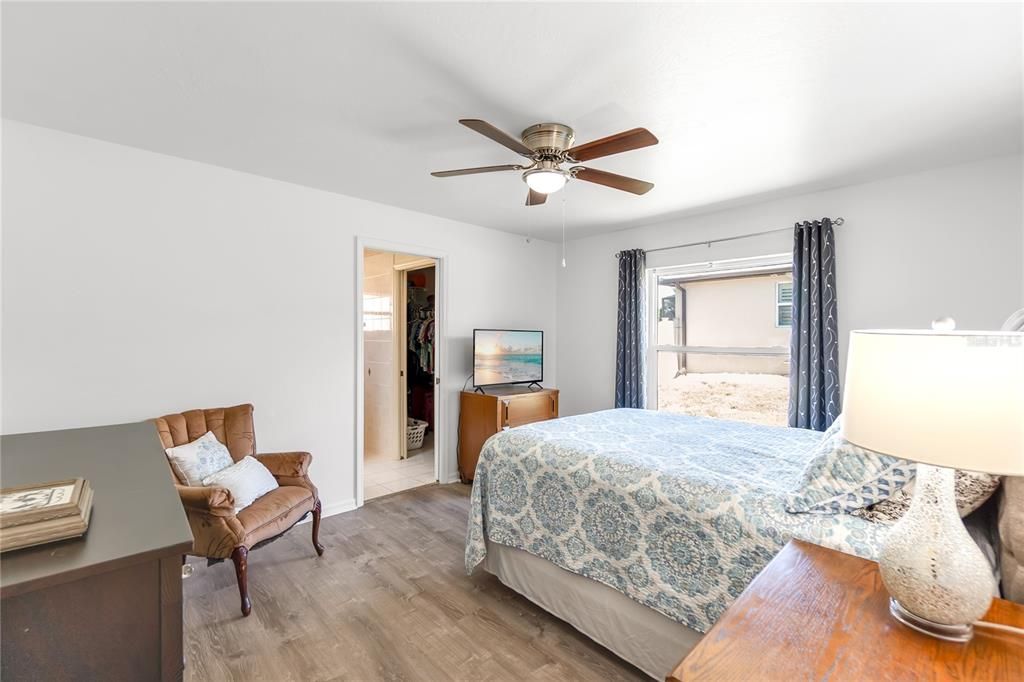 For Sale: $299,900 (3 beds, 3 baths, 1890 Square Feet)