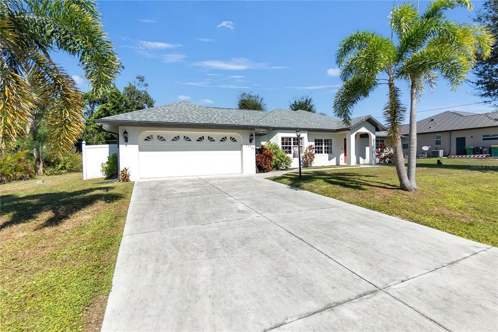 For Sale: $299,900 (3 beds, 3 baths, 1890 Square Feet)