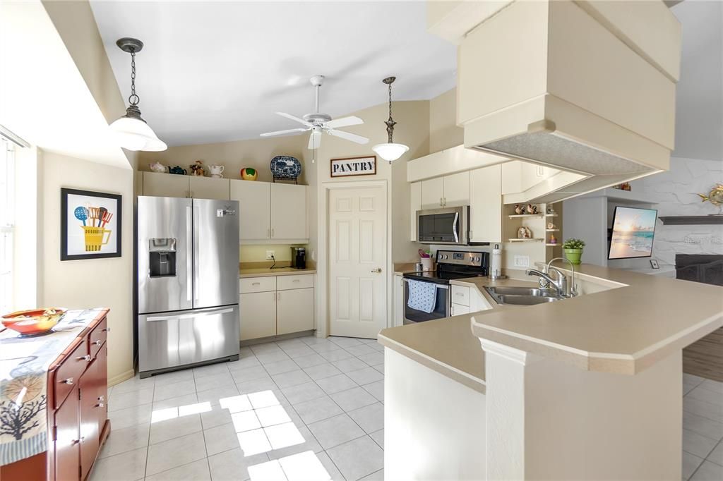 For Sale: $299,900 (3 beds, 3 baths, 1890 Square Feet)