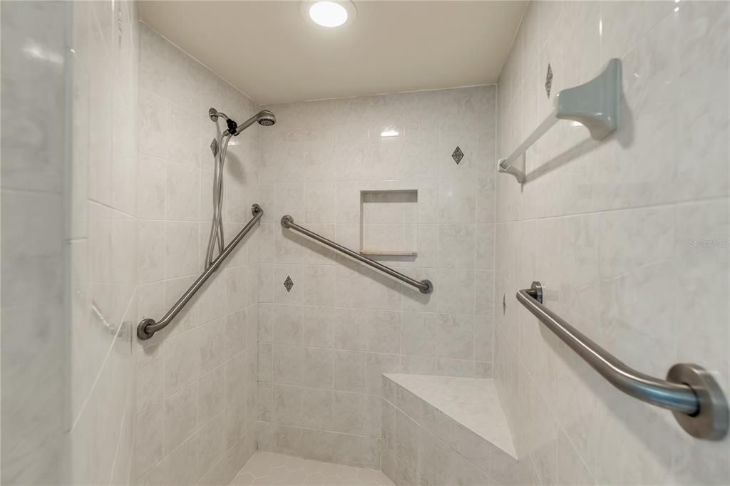 For Sale: $299,900 (3 beds, 3 baths, 1890 Square Feet)