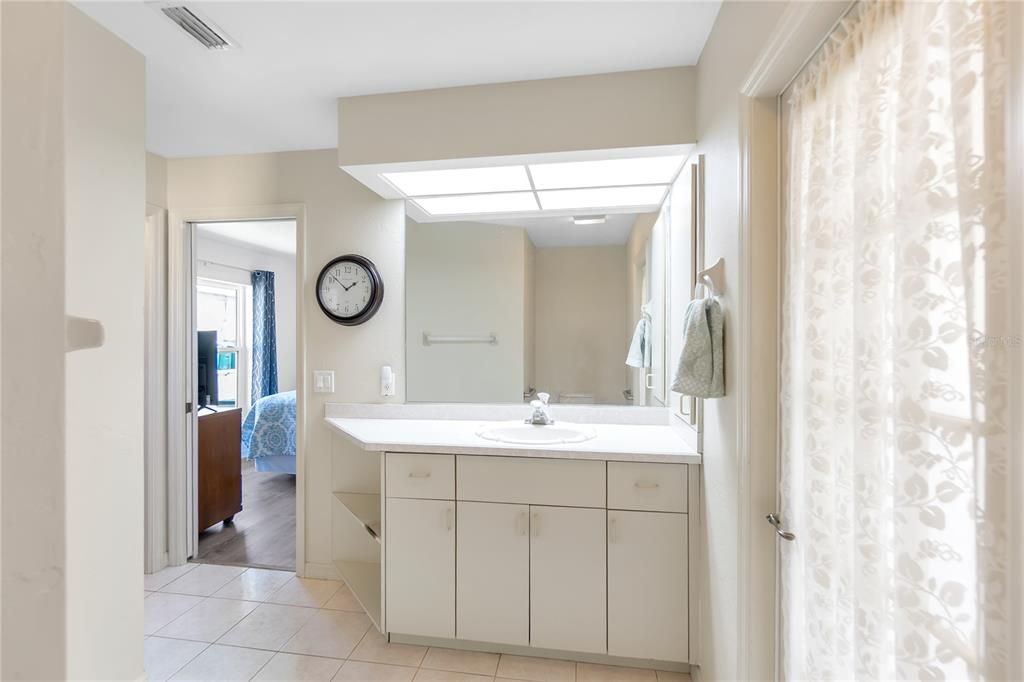 For Sale: $299,900 (3 beds, 3 baths, 1890 Square Feet)