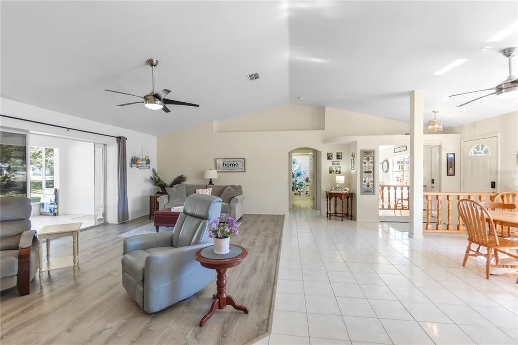 For Sale: $299,900 (3 beds, 3 baths, 1890 Square Feet)