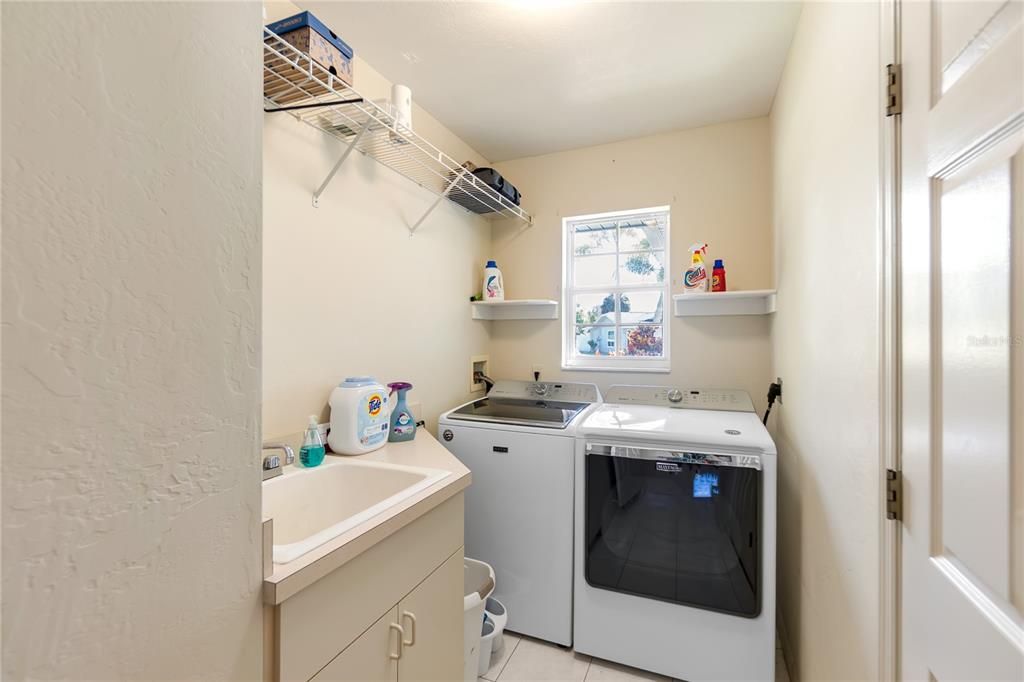 For Sale: $299,900 (3 beds, 3 baths, 1890 Square Feet)