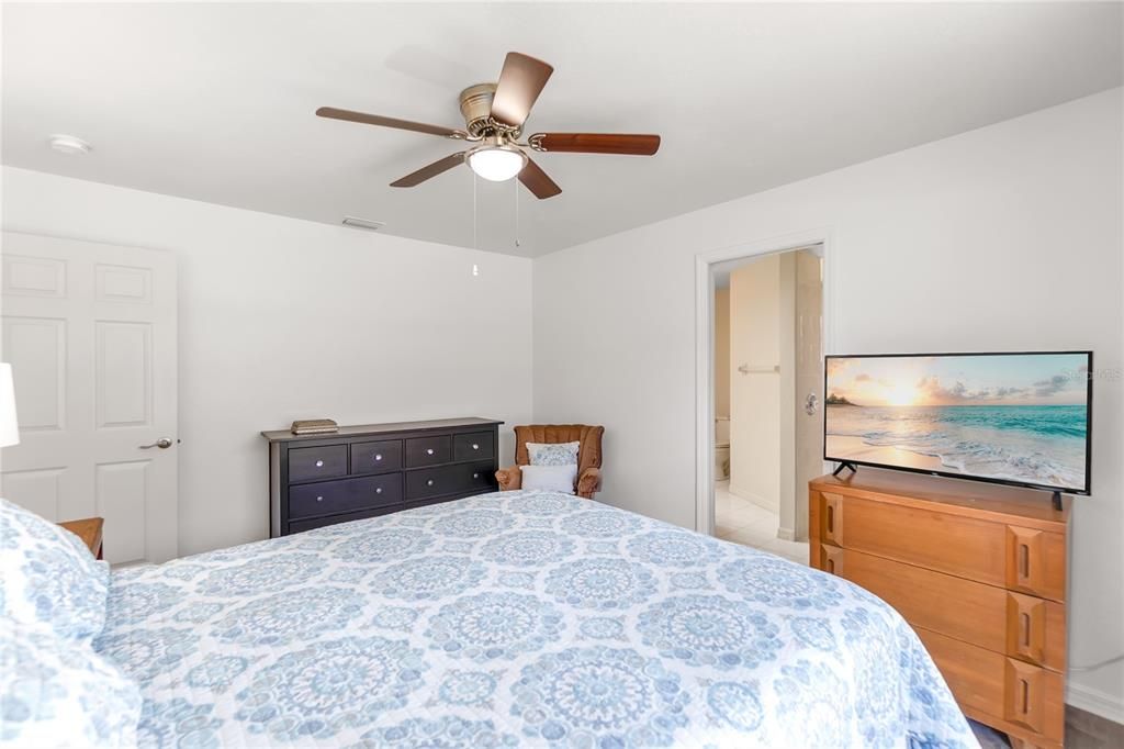 For Sale: $299,900 (3 beds, 3 baths, 1890 Square Feet)