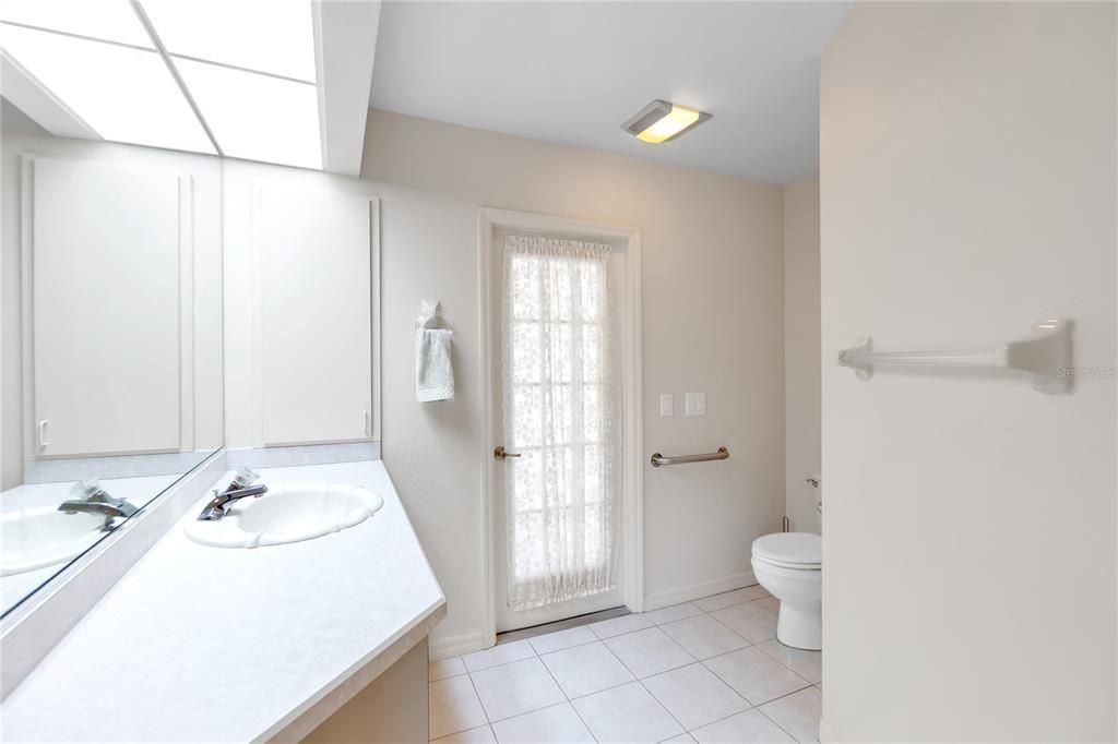 For Sale: $299,900 (3 beds, 3 baths, 1890 Square Feet)