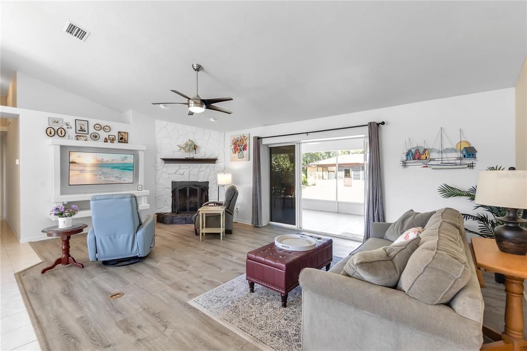 For Sale: $299,900 (3 beds, 3 baths, 1890 Square Feet)