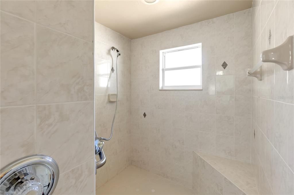 For Sale: $299,900 (3 beds, 3 baths, 1890 Square Feet)