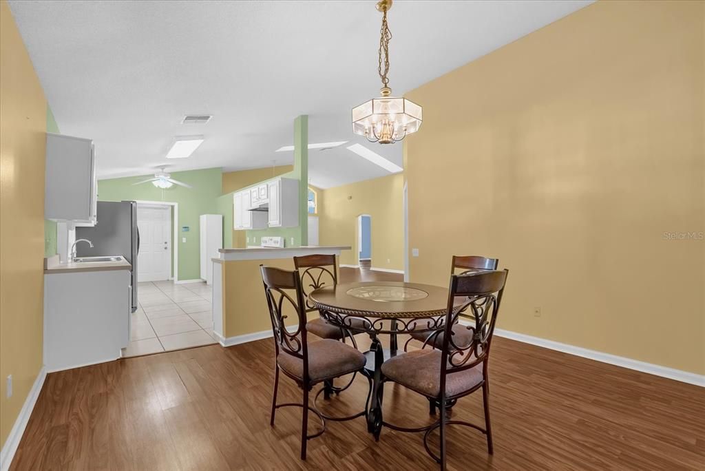 待售: $389,000 (3 贝兹, 2 浴室, 1559 平方英尺)