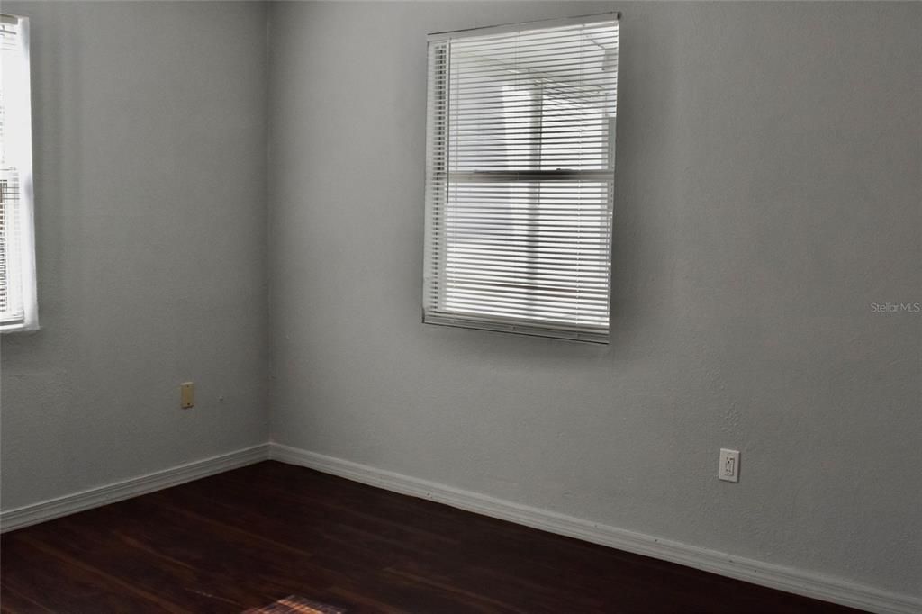 待售: $255,000 (3 贝兹, 1 浴室, 1365 平方英尺)