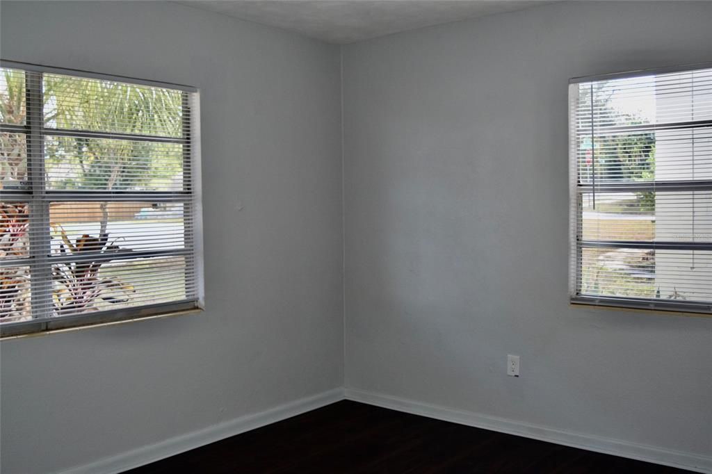 待售: $255,000 (3 贝兹, 1 浴室, 1365 平方英尺)