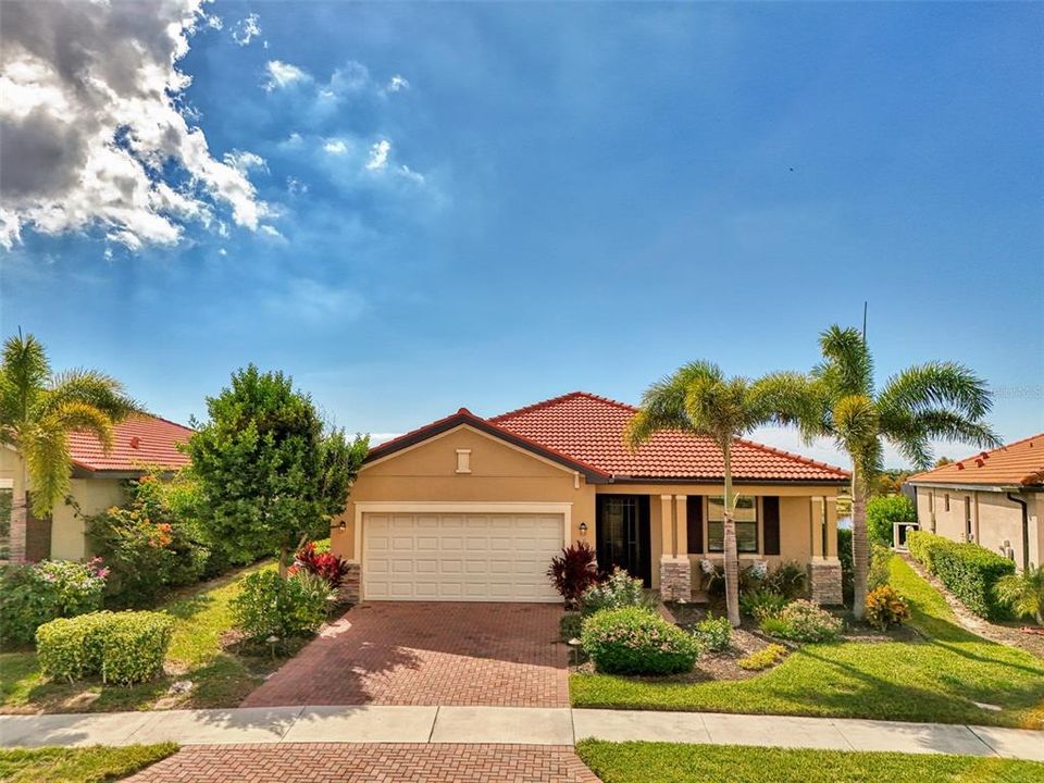 For Sale: $640,000 (3 beds, 3 baths, 1855 Square Feet)