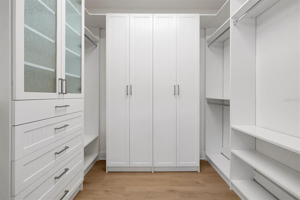 For Sale: $1,370,000 (5 beds, 5 baths, 4158 Square Feet)