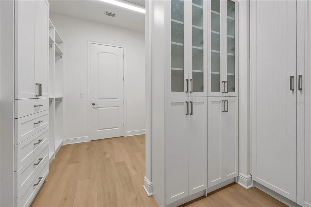 For Sale: $1,370,000 (5 beds, 5 baths, 4158 Square Feet)