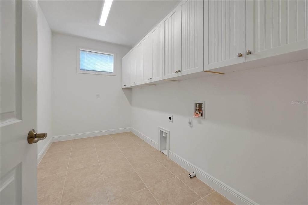 For Sale: $1,370,000 (5 beds, 5 baths, 4158 Square Feet)