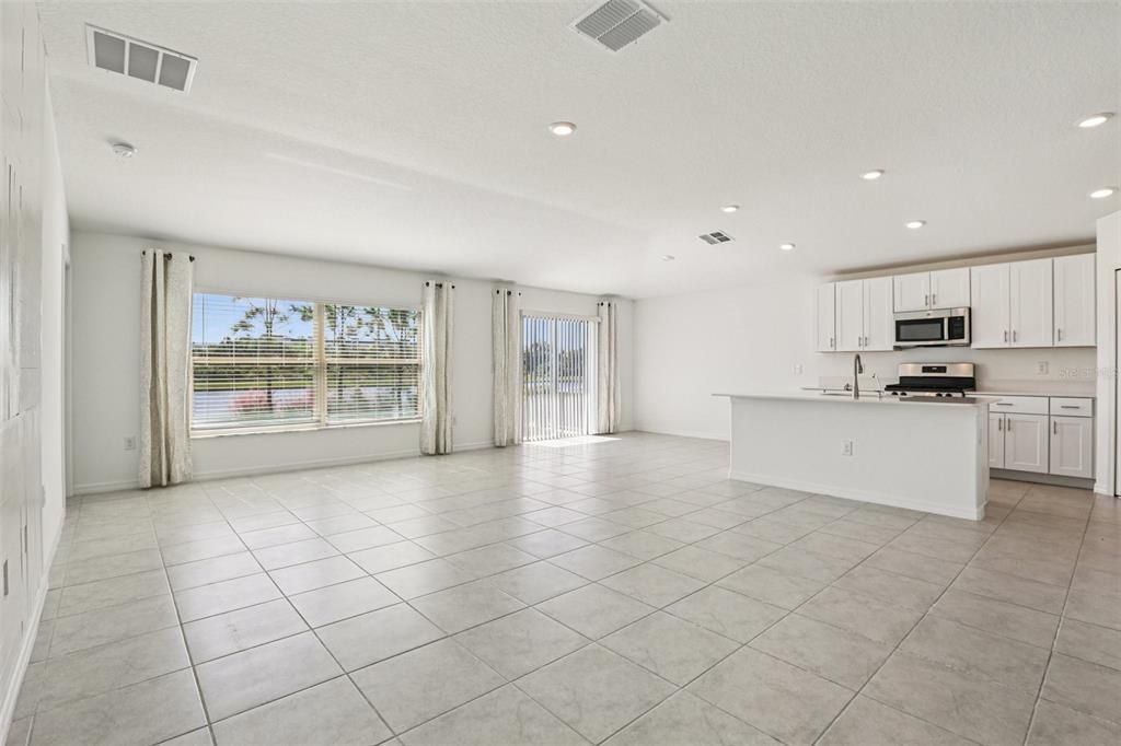 合同活跃: $359,900 (4 贝兹, 2 浴室, 1959 平方英尺)