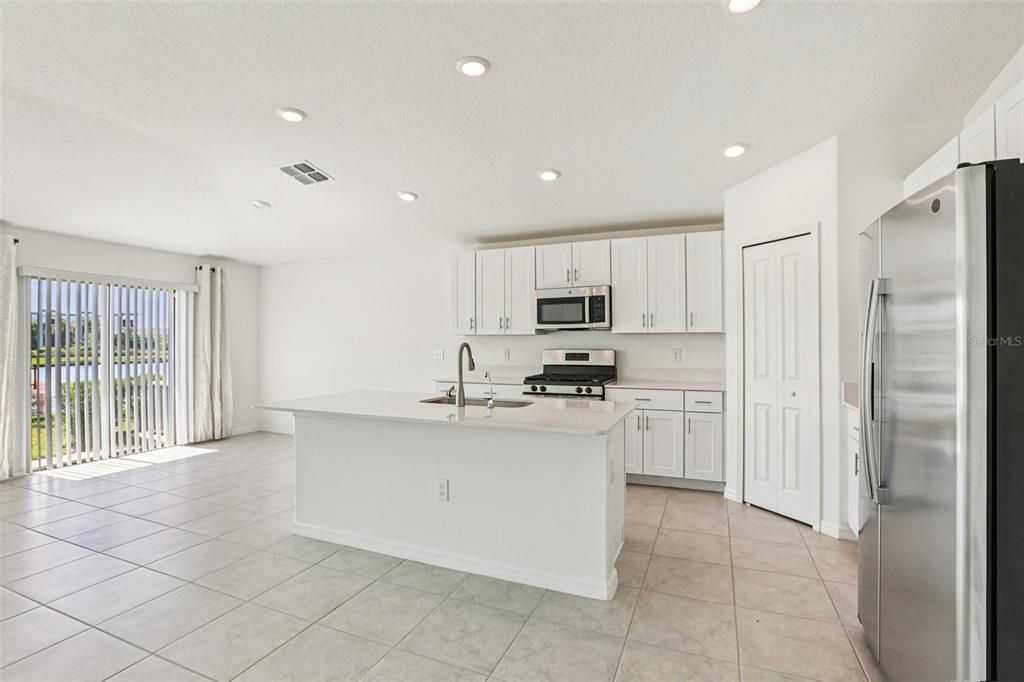 合同活跃: $359,900 (4 贝兹, 2 浴室, 1959 平方英尺)