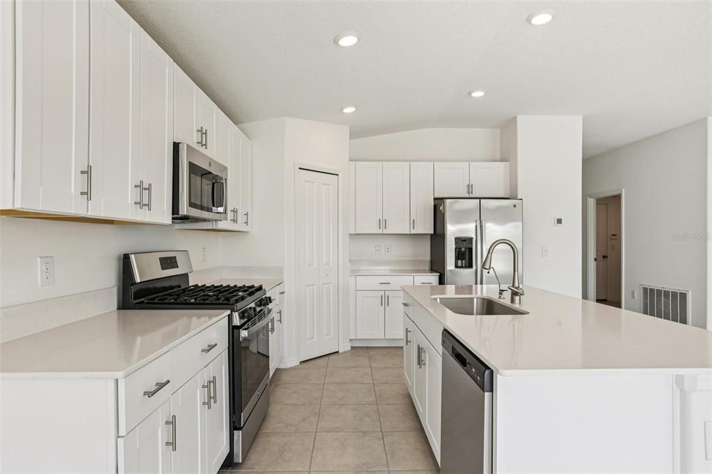 合同活跃: $359,900 (4 贝兹, 2 浴室, 1959 平方英尺)