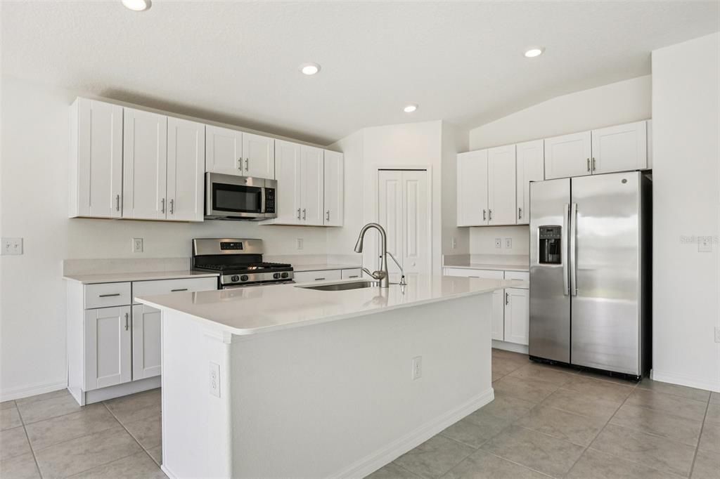 合同活跃: $359,900 (4 贝兹, 2 浴室, 1959 平方英尺)