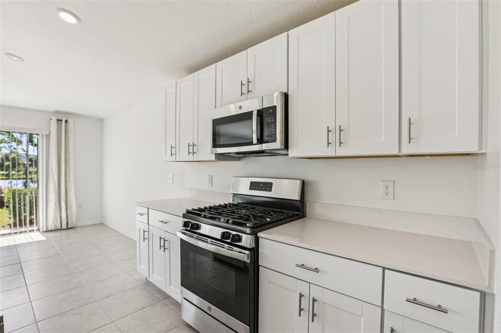 合同活跃: $359,900 (4 贝兹, 2 浴室, 1959 平方英尺)