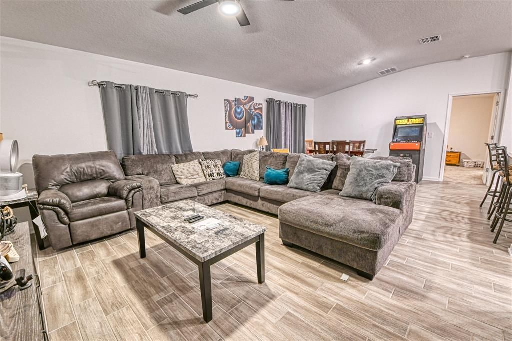 For Sale: $325,000 (3 beds, 2 baths, 1560 Square Feet)